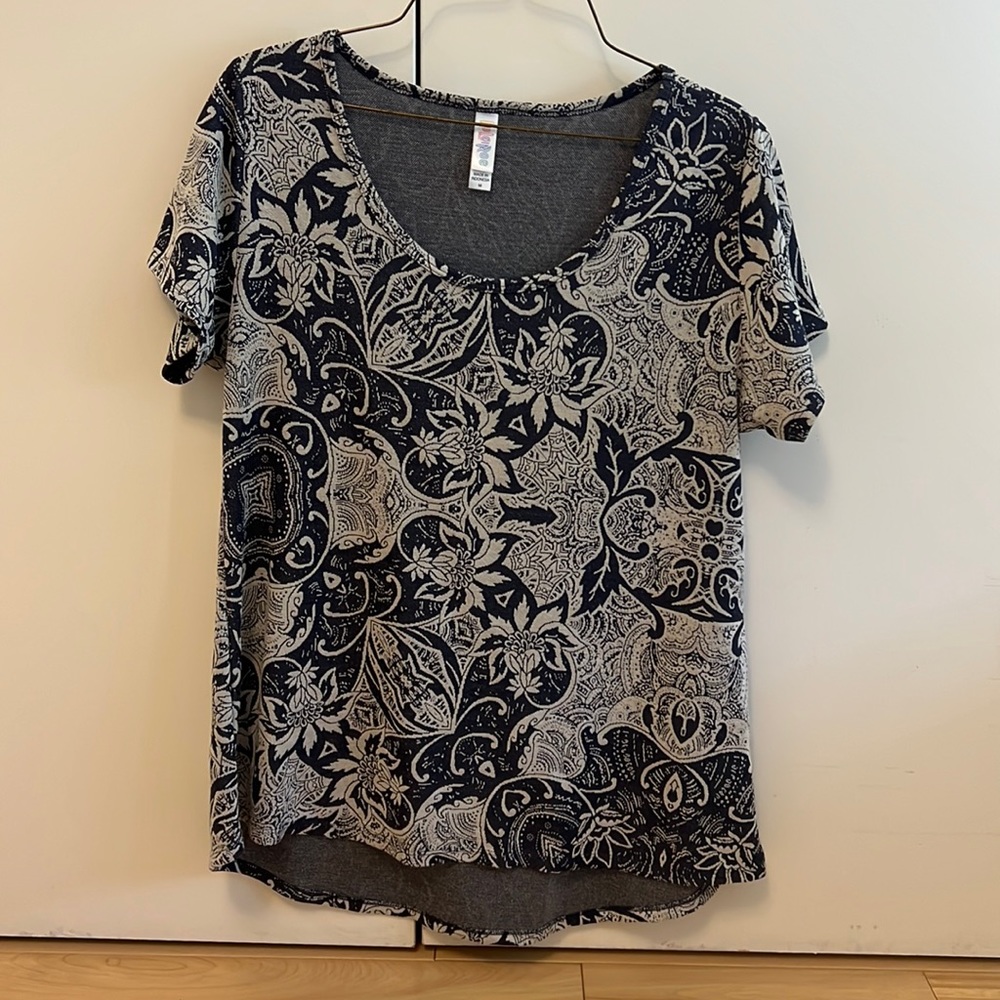 blue/cream color floral tee in medium womens. Smoke free home.